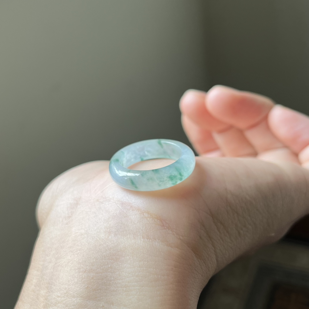 1号，冰种飘花指环，吊坠多用款，种水好，冰透无裂，内直径17.5，宽5.6×厚3.5，16.5号圈口
