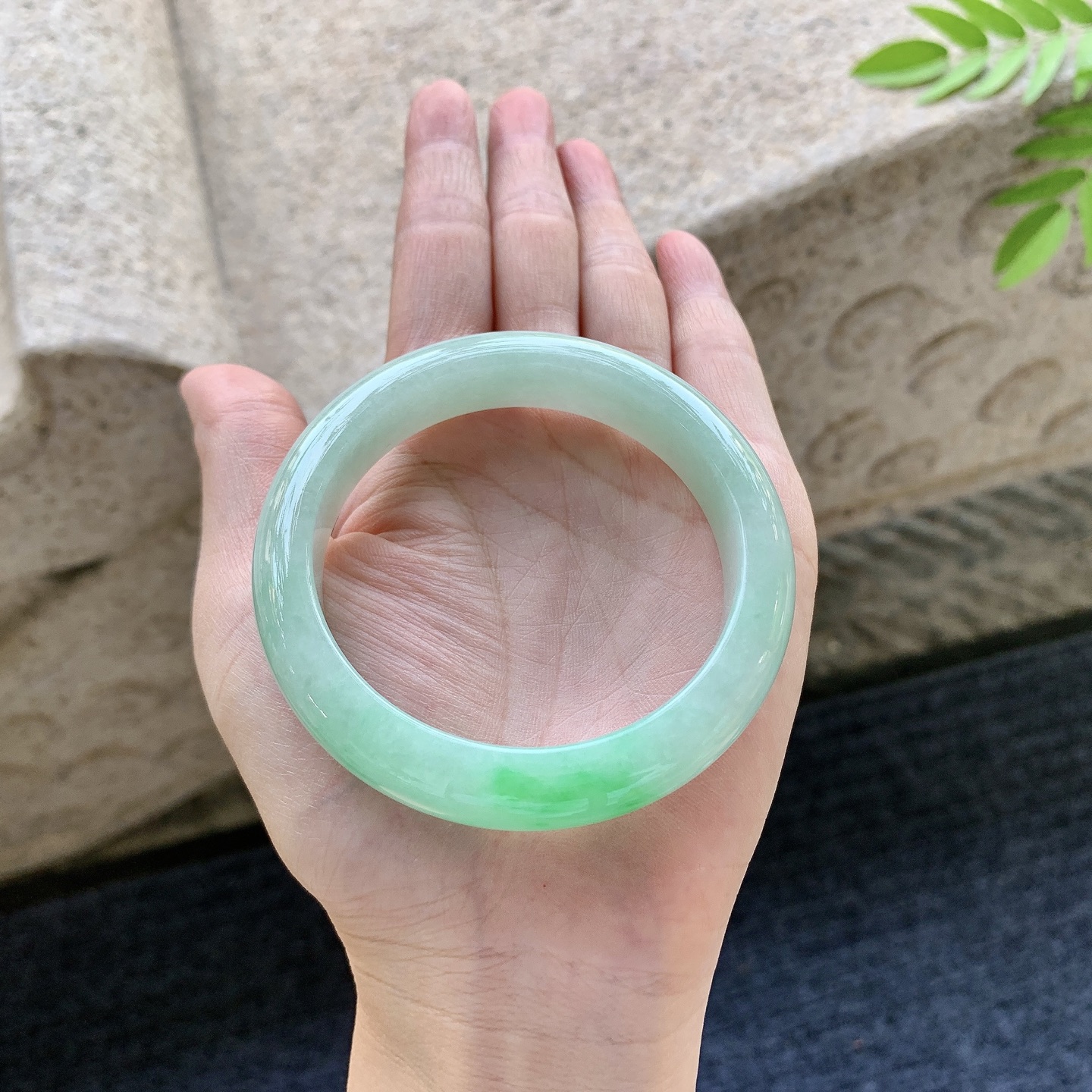 正圈54 55 圈口55.7/12.3/8.4 编码AD091517 细糯飘绿，水润，种老，细腻，打
