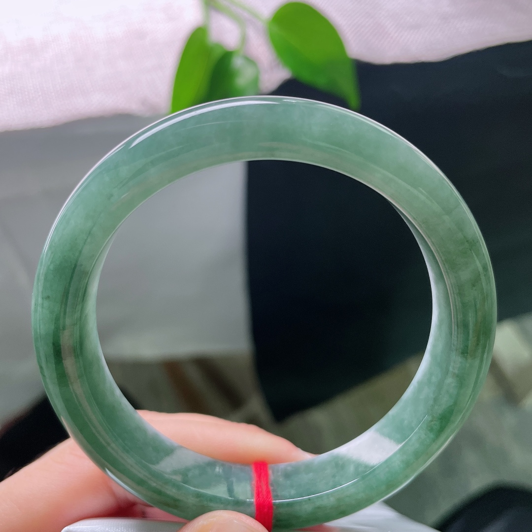 58/12.2/8.8，油青正圈，色线，镯身圆润宽厚，贴合腕间曲线，平安镯寓意岁岁平安顺遂无忧。ss59010a
