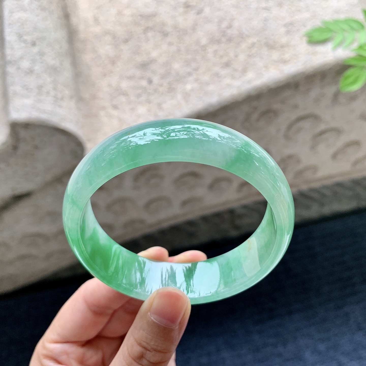 正圈57 58 圈口58.2/17/6.3 编码HJ090701 冰糯飘绿，宽版，水润，种老，细腻，打灯有棉线