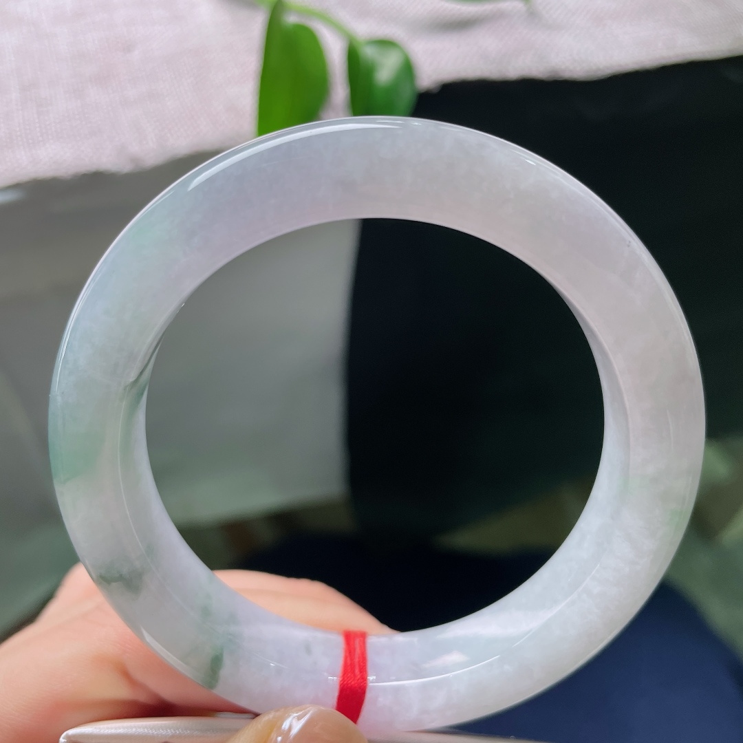 59/12.4/10，飘花正圈，一点皮纹，紫底清透柔润，墨色飘花随性晕染，一镯揽春韵，上手温婉又有灵气。ss59040a