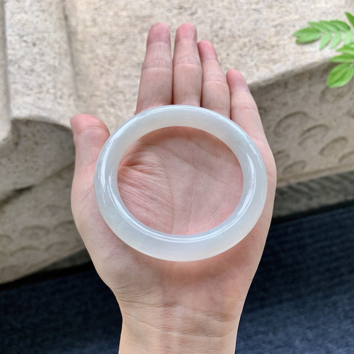 圆条51 52 圈口52.2/9.5/9.4 编码B2090716 细糯底色，水润，种老，细腻，有纹线