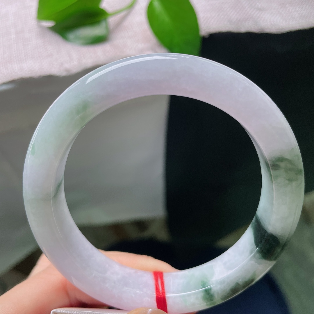 60/12.8/10.1，飘花正圈，一点皮纹，春带彩飘花翡翠镯，底温柔恬静，墨花写意，每一处皆是天然画意。ss59026a