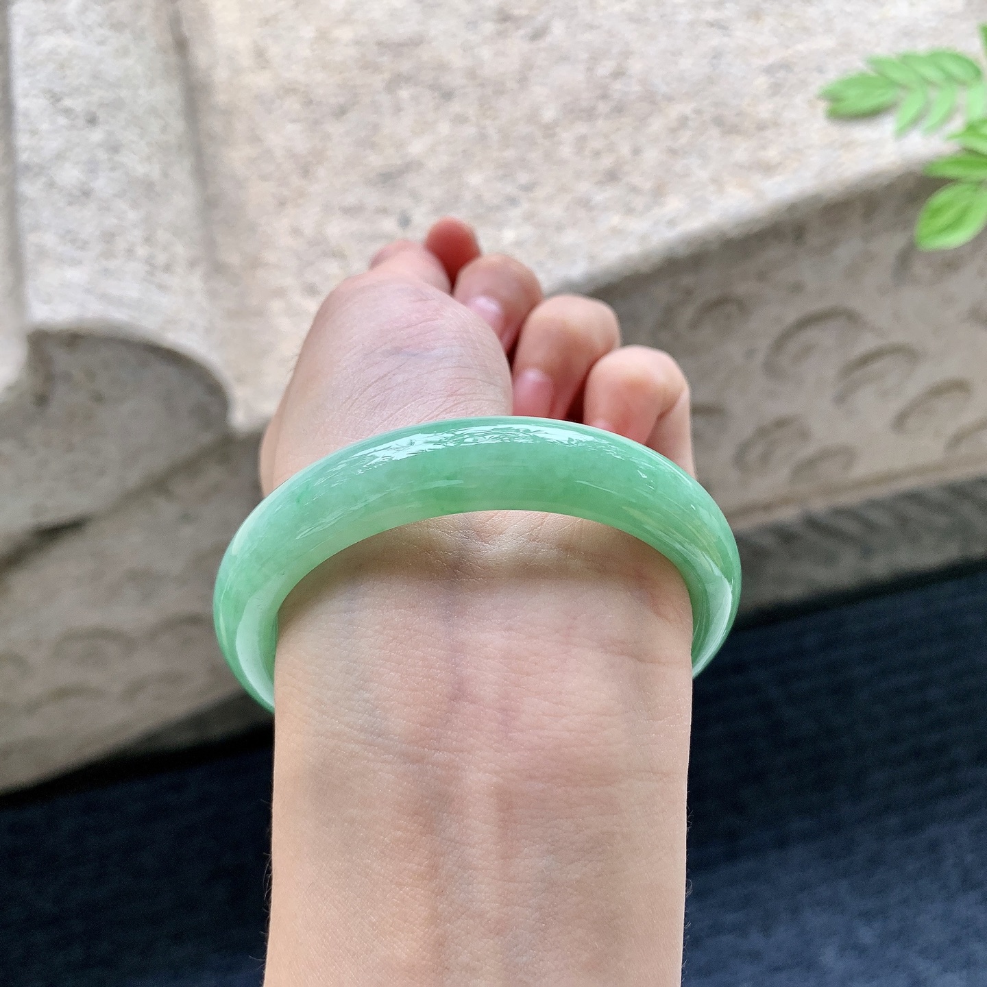 正圈53 54 圈口54.6/11.2/7.5 编码BA090705 阳绿，水润，种老，细腻，打灯有絮线