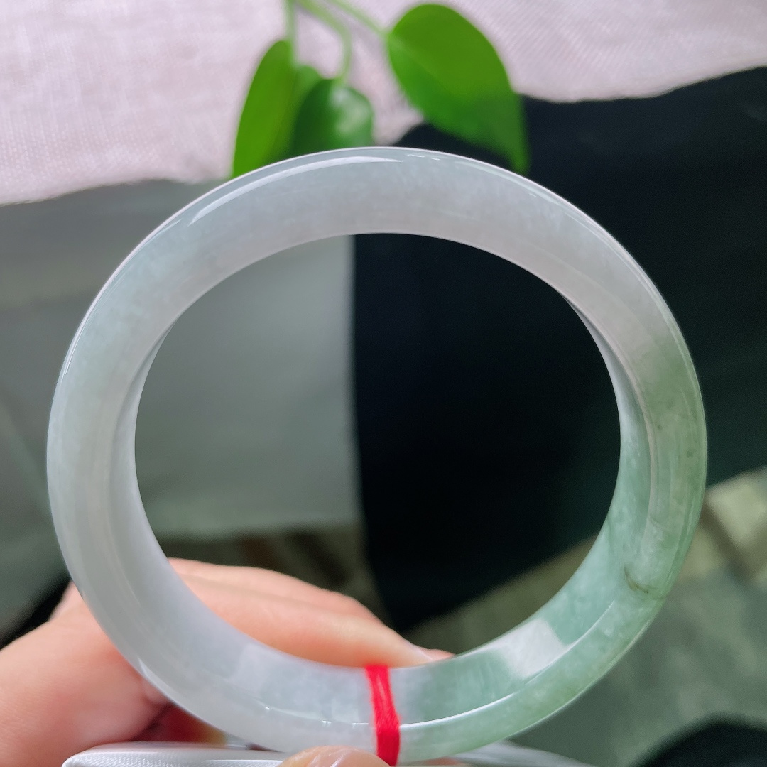 57.8/12.7/8，油青正圈，皮纹，白底与绿韵自然相融，如远山含碧水，一镯藏尽山水诗意。ss59006a