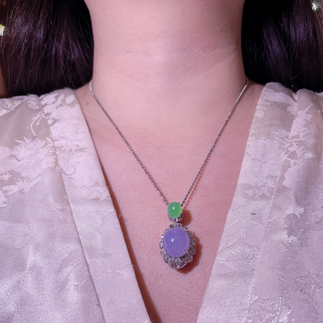 ️翡翠A货 蛋面吊坠，满色，料子冰润细腻，种老起光，18k金镶真钻，上身佩戴效果很好 尺寸如图，32.7-18.2-15.3