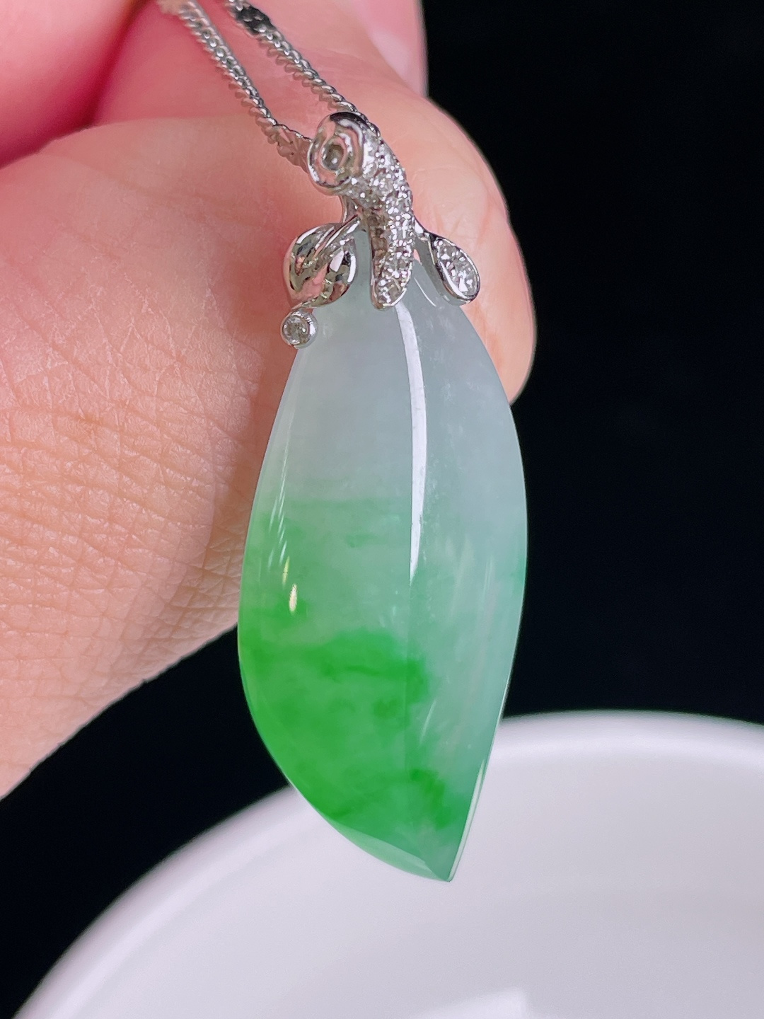 冰绿随形，18k镶嵌，老种起光，细底通透，尺寸：35.5裸石29.5/13/7.8mm0914