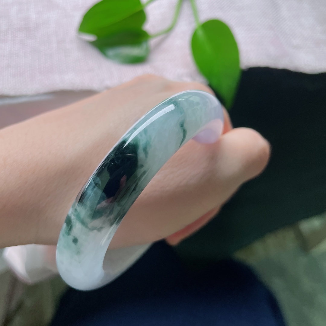 55/12.6/9.6，飘花正圈，一点皮纹，镯身漫染淡淡紫韵，深色飘花肆意挥洒，虚实相生，意境悠远耐回味。ss59033a