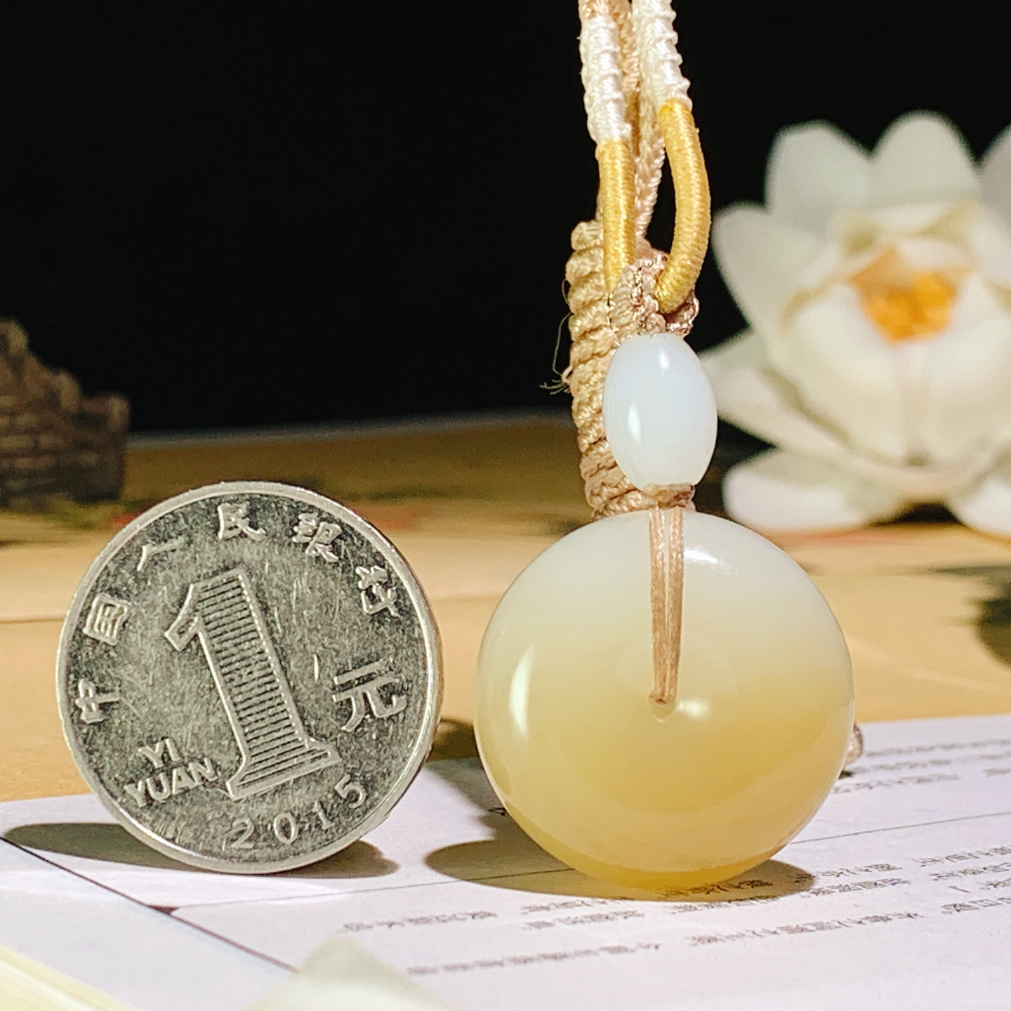 新疆且末糖白平安扣挂件！尺寸24/12重14.8克。玉质细腻油润。手推出油。佩戴高端典雅。lt260914