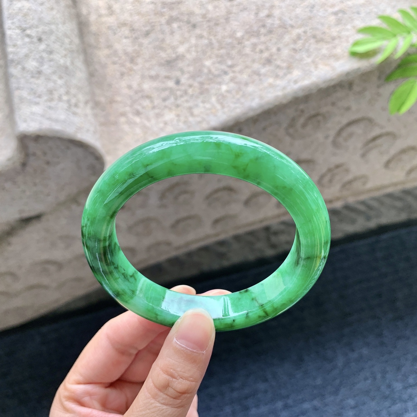 正圈58 59 圈口59.3/12.3/9.8 编码A1090559 糯冰满色，色辣，水润，种老，细腻，内圈有细微纹絮