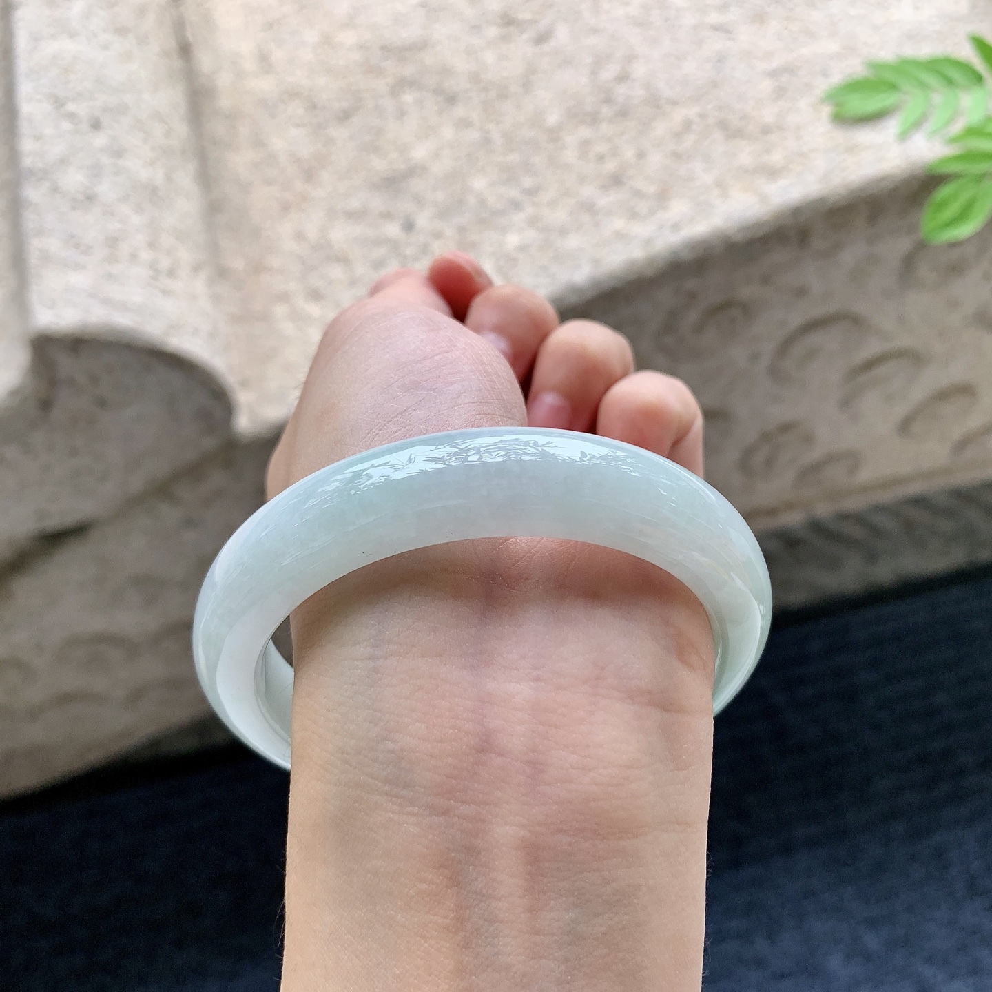 正圈58 59 圈口59.8/12.5/9 编码T1090710 细糯飘绿，水润，种老，细腻，打灯有棉线