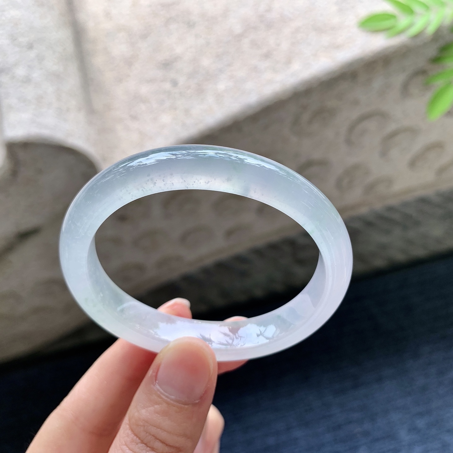 贵妃52 53 圈口53.3/45/10.3/7.2 编码C11091505 冰飘绿，清透，水润，种老，细腻，打灯有絮线
