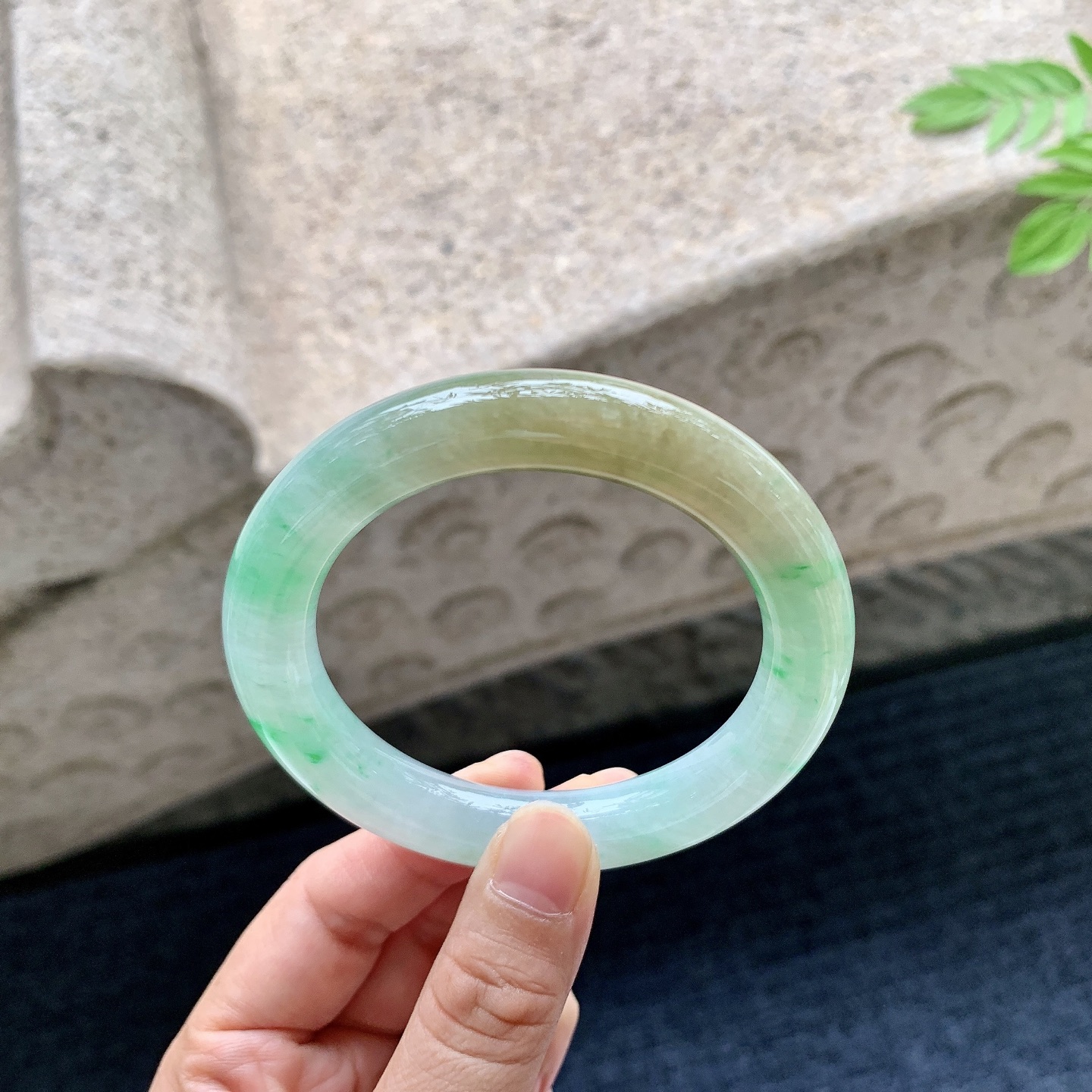 圆条54 55 圈口54/11/10.3 编码W6090721 糯冰黄加绿，水润，种老，细腻，打灯有絮线