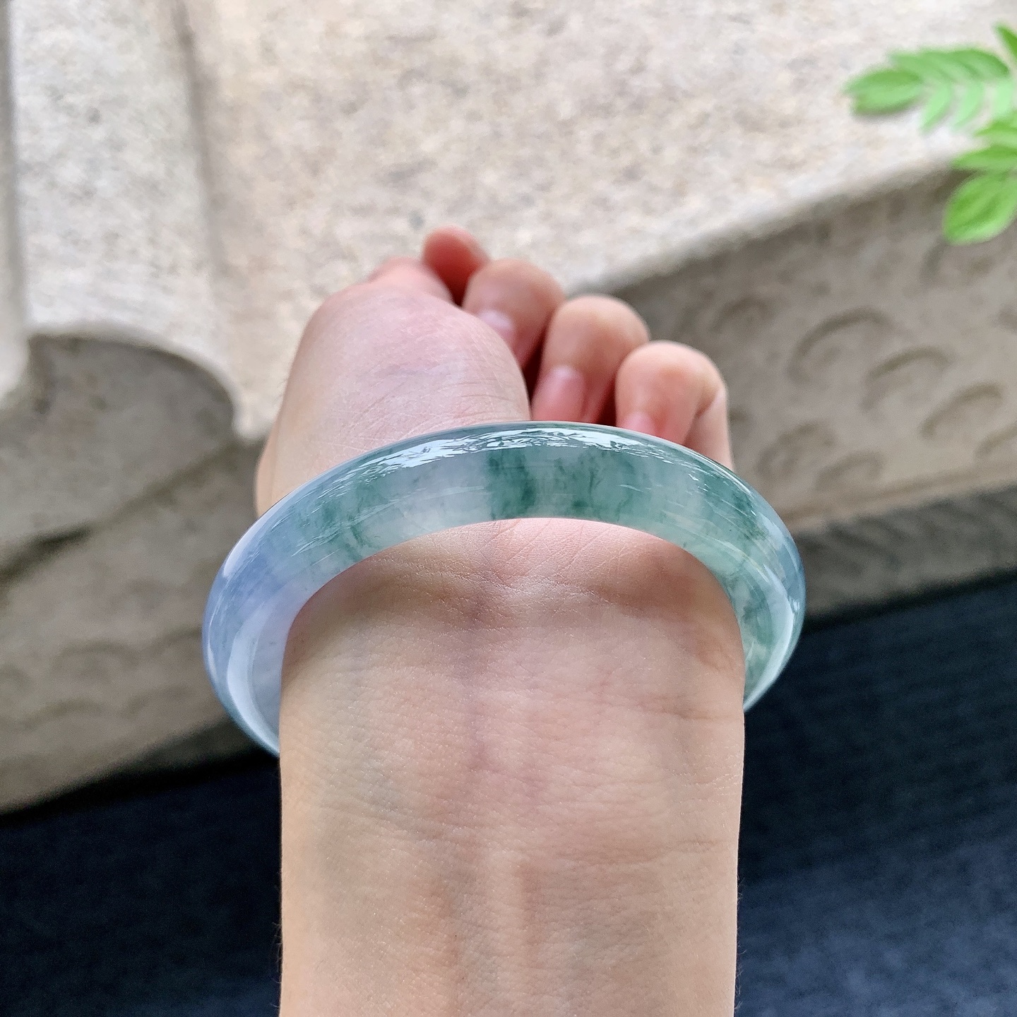 圆条51 52 圈口52.6/9.7/9.6 编码B2090717 冰糯飘花，水润，种老，细腻，打灯有纹线