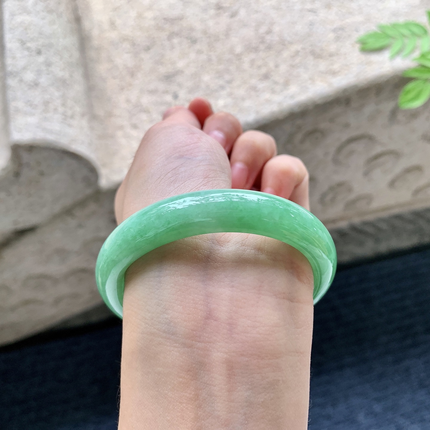 正圈53 54 圈口54.6/11.2/7.5 编码BA090705 阳绿，水润，种老，细腻，打灯有絮线