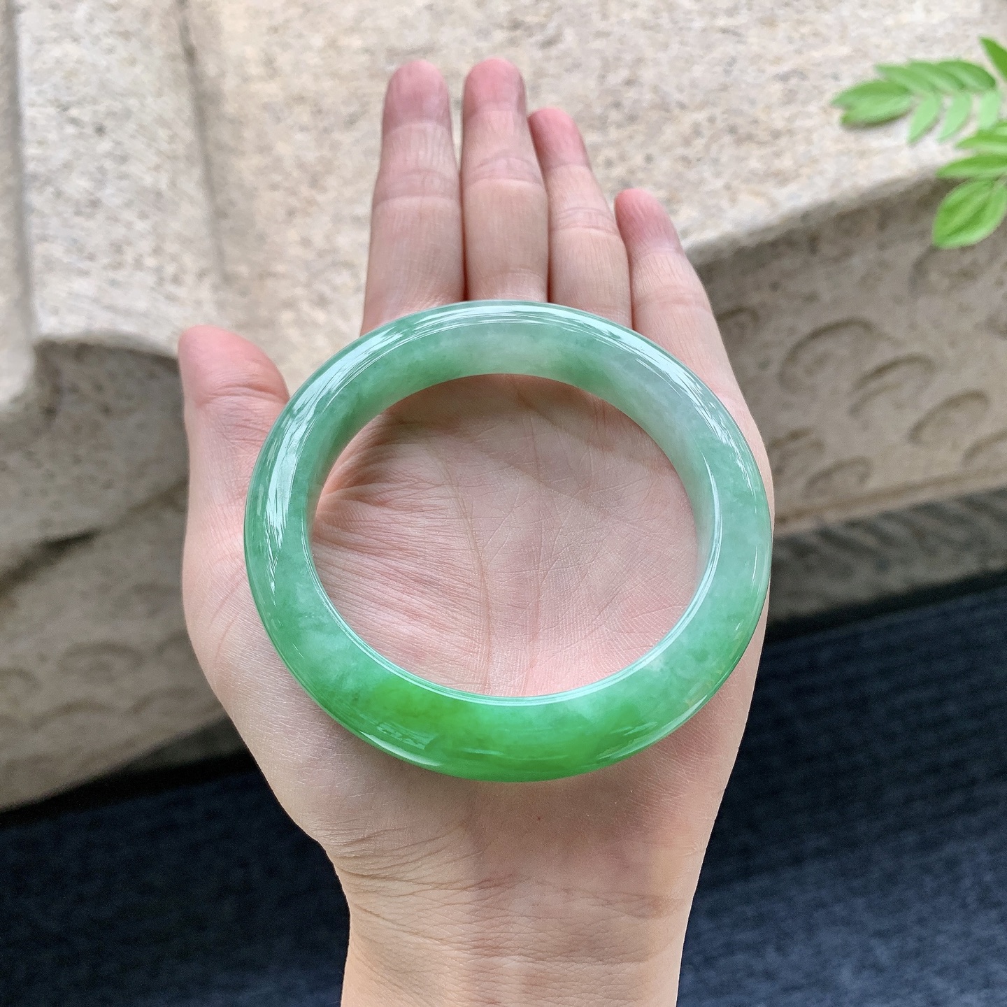 正圈55 56 圈口56/11.7/9.4 编码W6090719 糯冰飘绿，水润，种老，细腻，打灯有
