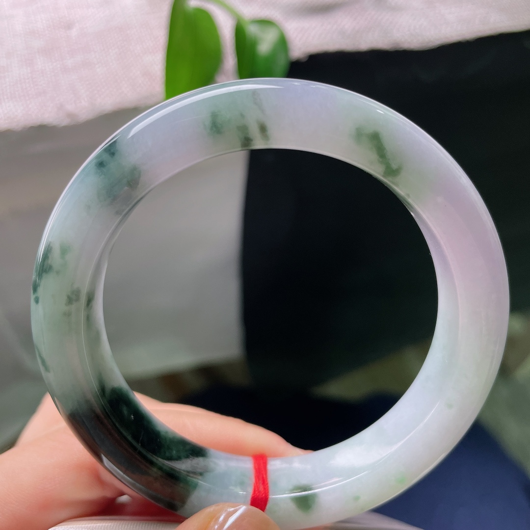 59/13./10.1，飘花正圈，一点皮纹，冰润玉底晕开朦胧紫，飘逸绿花错落分布，素圈简约，气韵温润大方。ss59035a