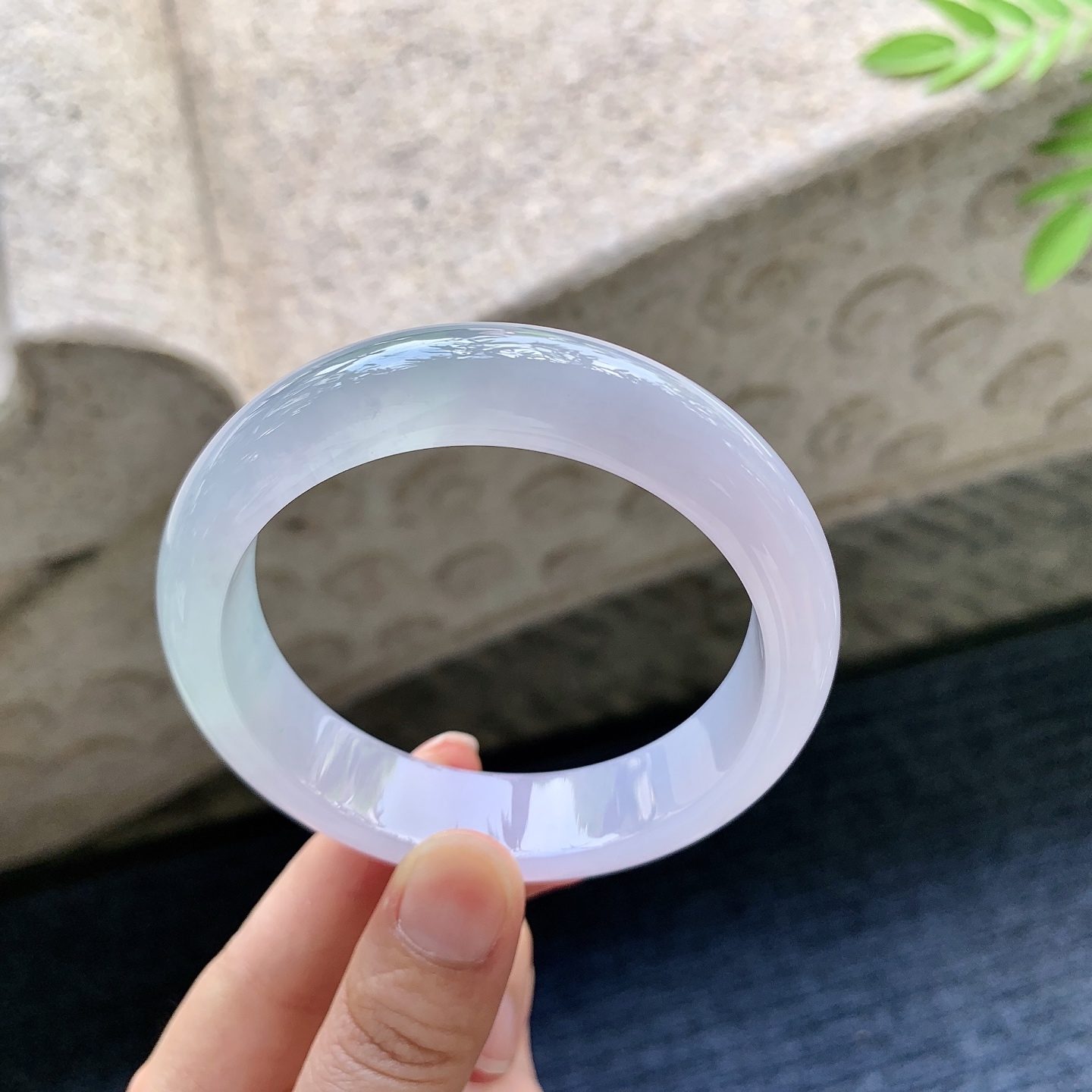 正圈56 57 圈口57.8/14.2/8.5 编码QX091542 冰糯春带彩，粉紫，水润，种老，细腻，打灯有絮线