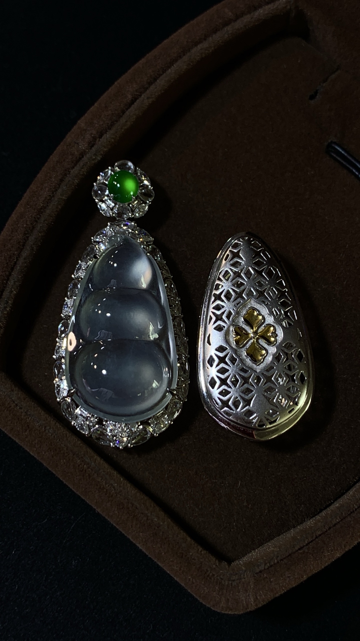️【18k金镶嵌福豆耳坠一对】种老细腻，色阳浓郁起胶尺寸：成品：32*10.1*6.8，裸石：11.1*5.4*2.4,c22914
