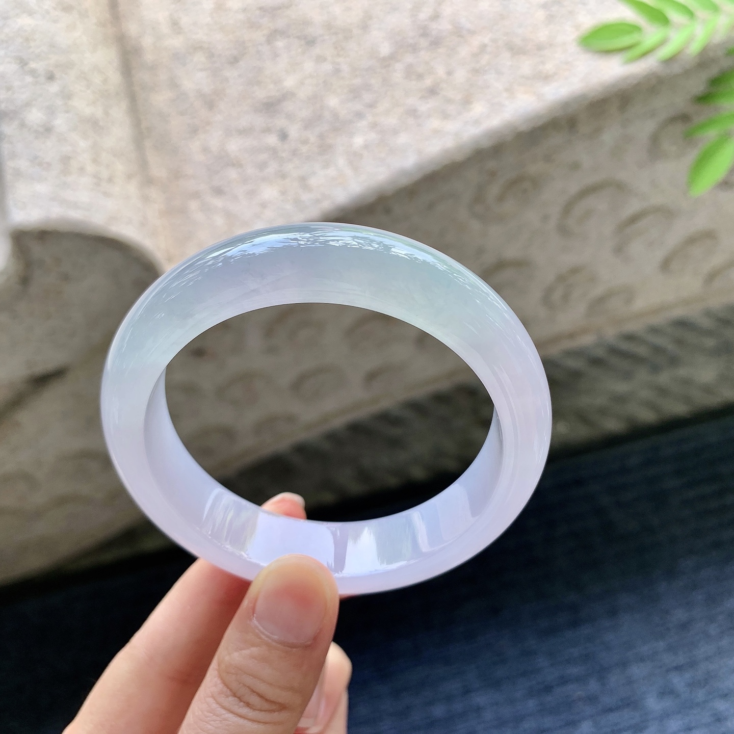 正圈56 57 圈口57.8/14.2/8.5 编码QX091542 冰糯春带彩，粉紫，水润，种老，细腻，打灯有絮线