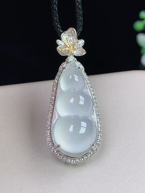18k金镶冰种福豆，无裂，尺寸22.1*10.5*6.233*13.1*10mm，j14hay