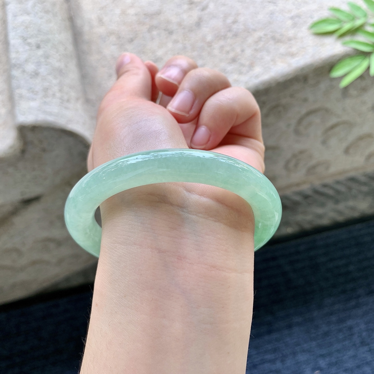 圆条55 56 圈口56.5/9.9/9.9 编码HJ090904 糯冰满绿，水润，种老，细腻，无裂