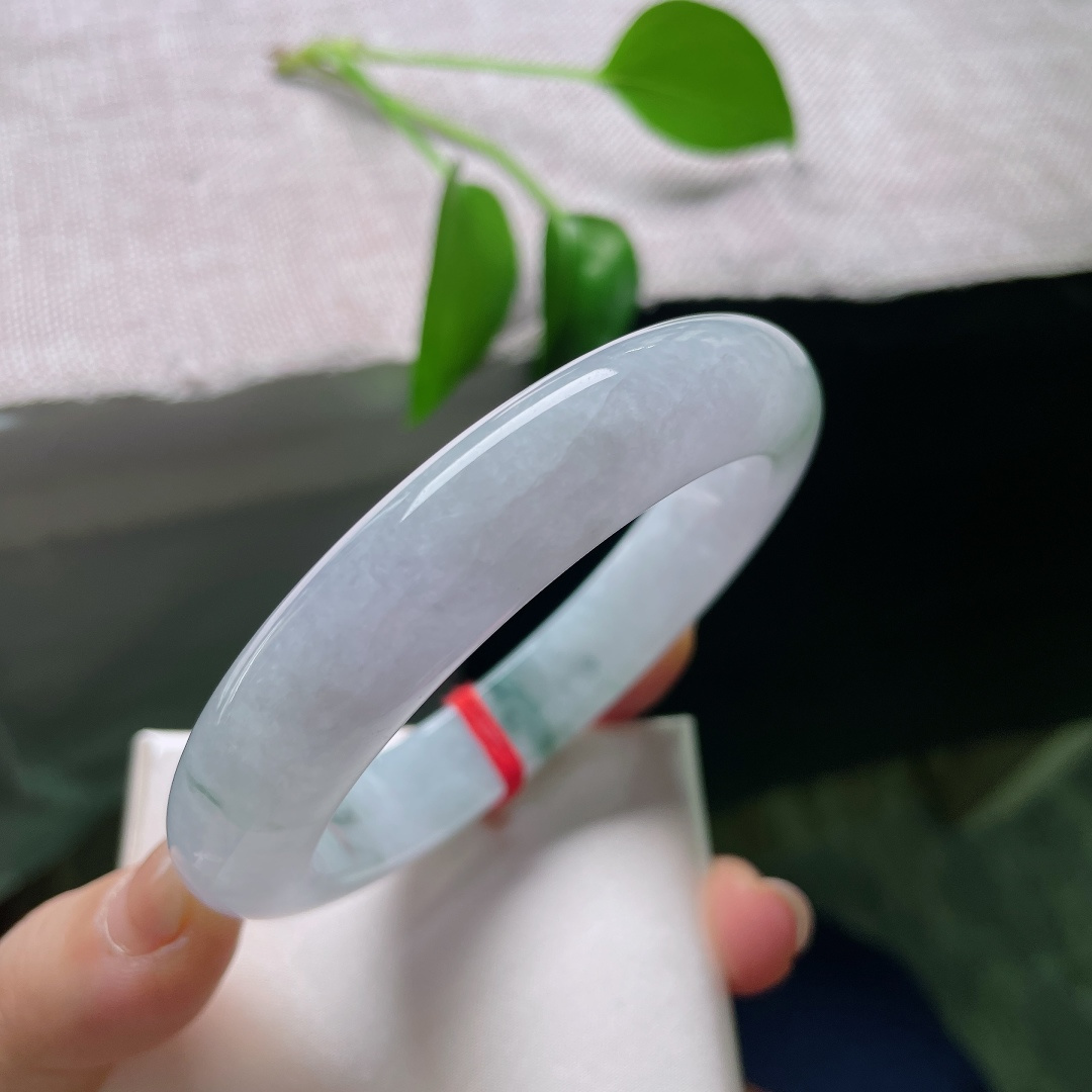 59/13/10，飘花正圈，一点皮纹，柔紫为底，墨花轻落，玉镯通透起柔光，把一整个春日藏于腕间。ss59036a