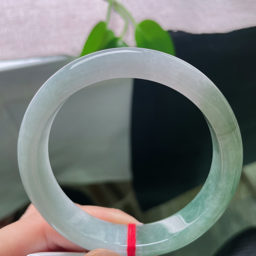 57.5/13/8.2，油青正圈，一点皮纹，半山半水平安镯，一镯藏山水，绿白相映，清润雅致，意境悠远。ss59015a