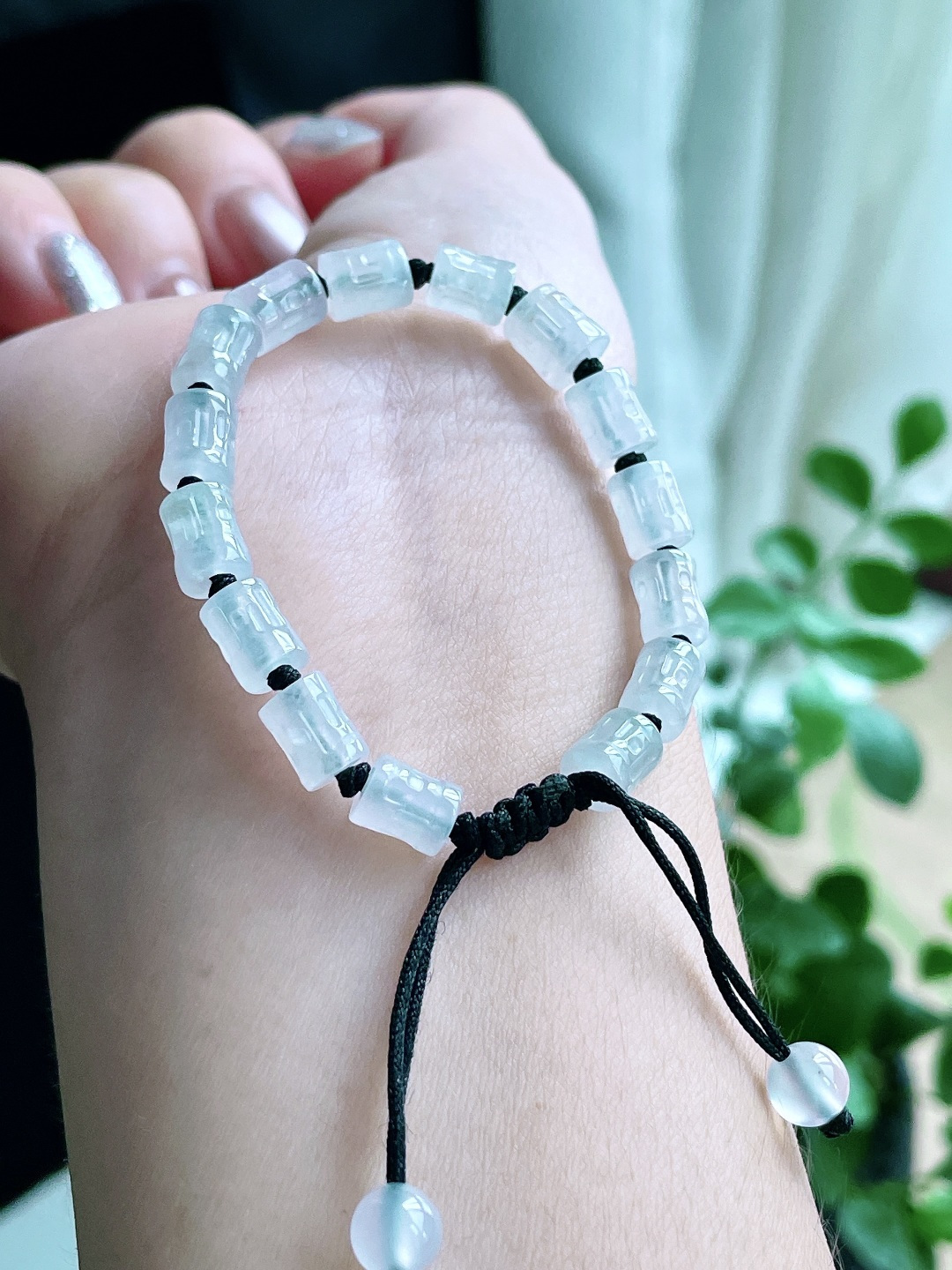 【珠子】糯冰手串仿古桶珠手串 【说明】缅甸 性比高 【尺寸】7.2-5.8mm 【重量】9.6克