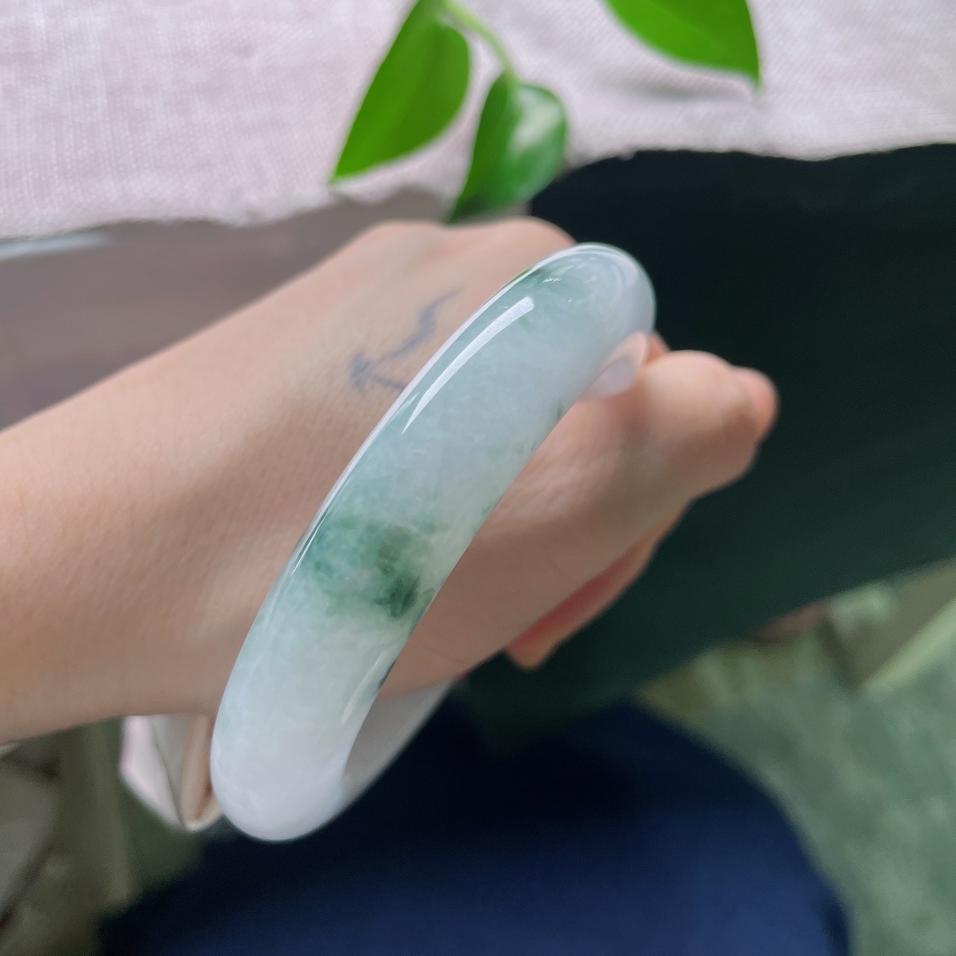 59/13.1/10.5，飘花正圈，一点皮纹，紫气浅浅萦绕镯间，泼墨般飘花灵动洒脱，种水干净，尽显玉石之美。ss59047a