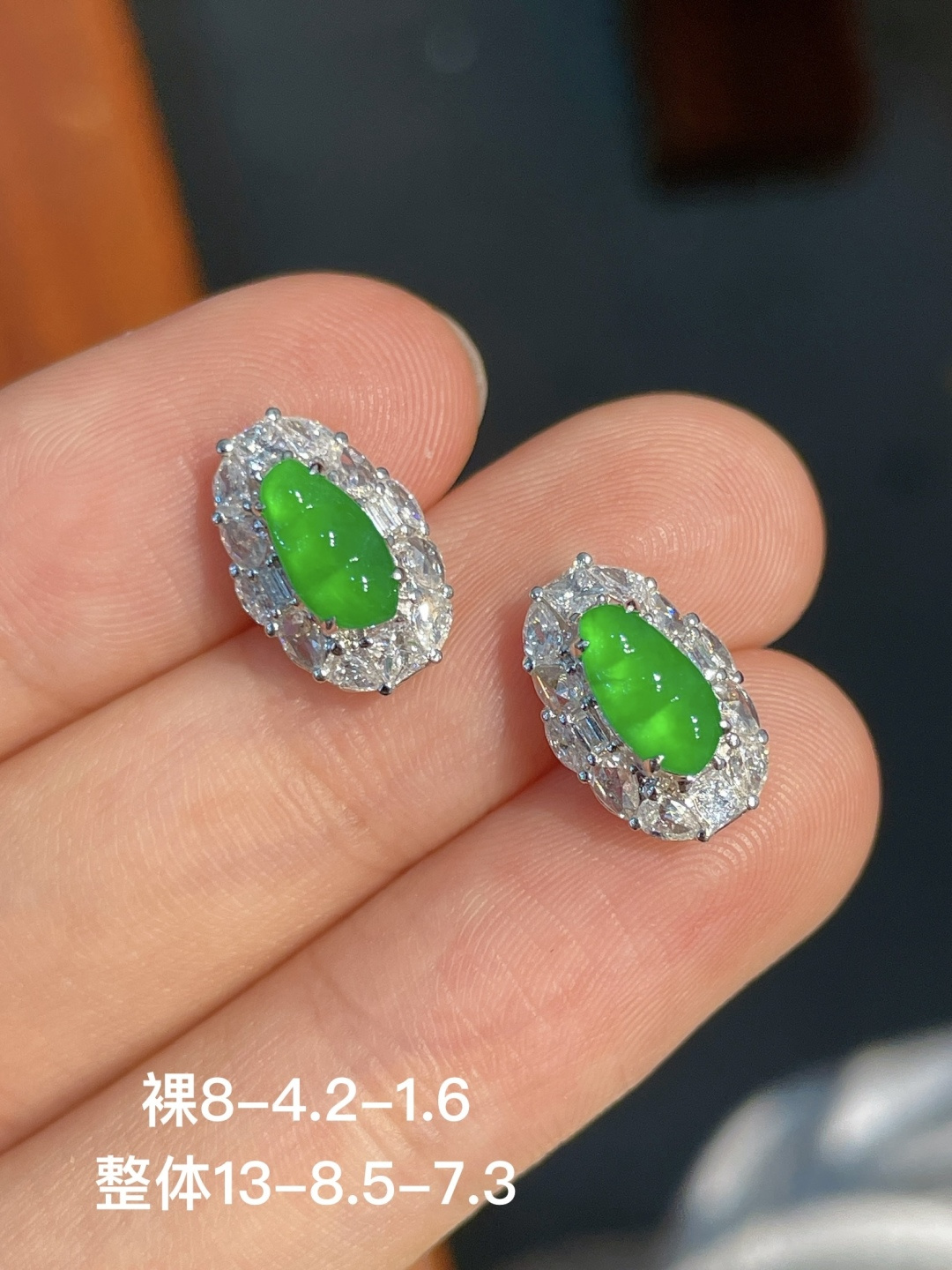 ️阳绿豆子耳钉，无裂 18k金镶嵌，8-4.2-1.6