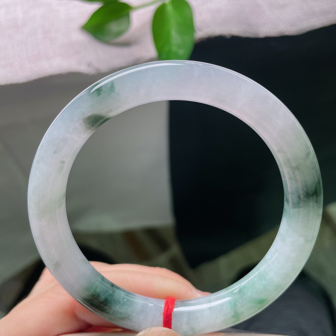 59.1/9.7，飘花圆条，皮纹，温润细腻，底子柔和，几抹水墨花随性洒脱，成熟女士佩戴，彰显温婉端庄，ss59019a