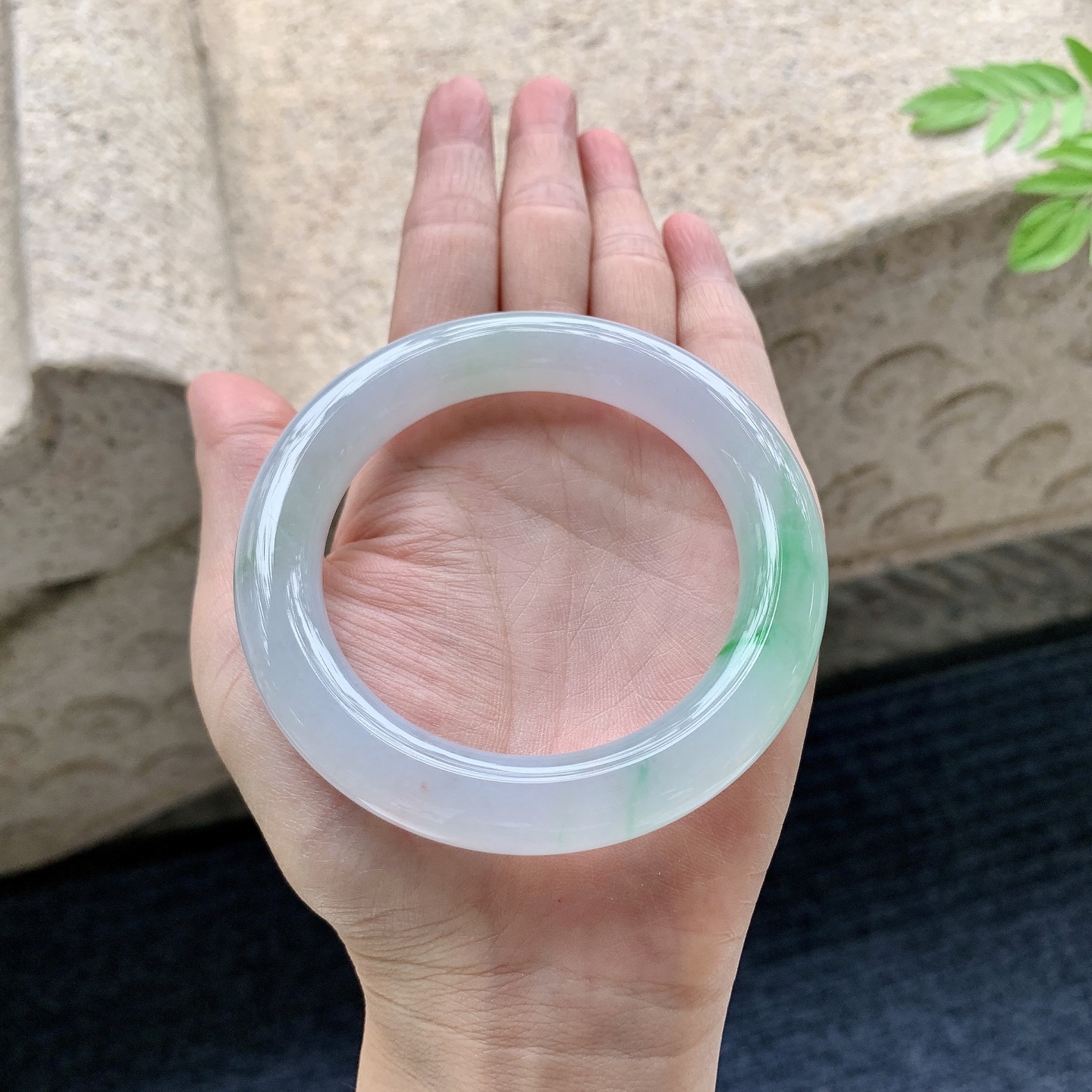 正圈54 55 圈口55.7/11/11.3 编码C5090709 糯冰飘绿，水润，种老，细腻，有纹线