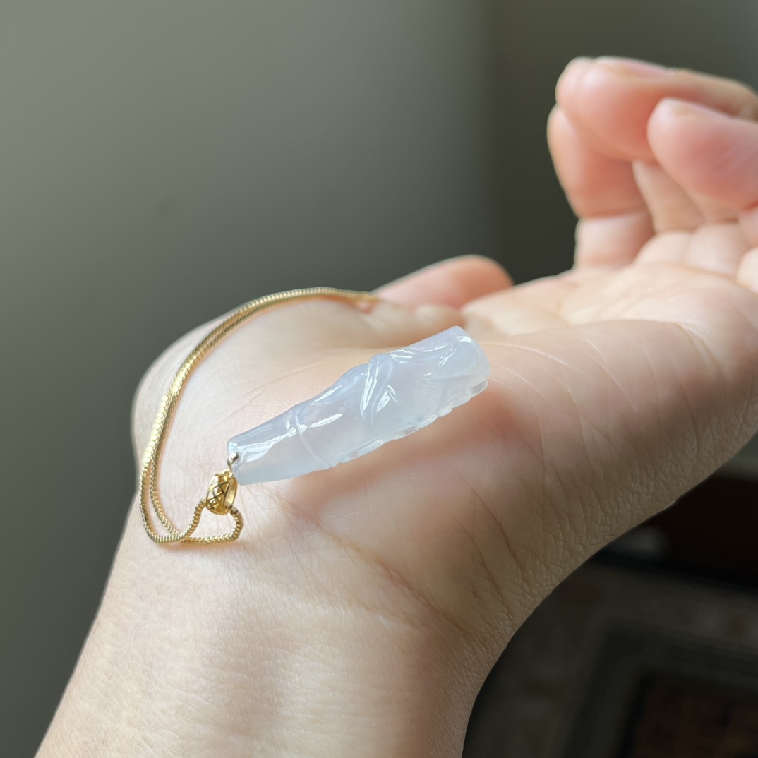 18K金扣镶冰种竹节吊坠，种水好，冰透无裂，尺寸不含扣31.2×10.5×6.6，送链
