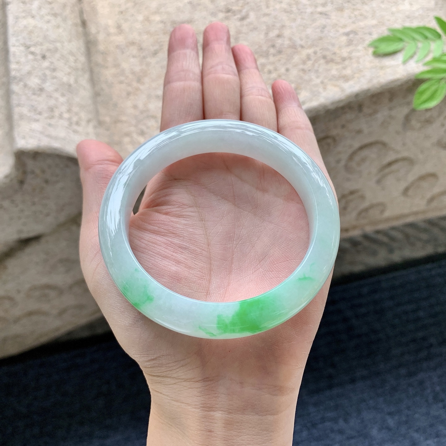 正圈58 59 圈口59.8/12.5/9 编码T1090710 细糯飘绿，水润，种老，细腻，打灯有