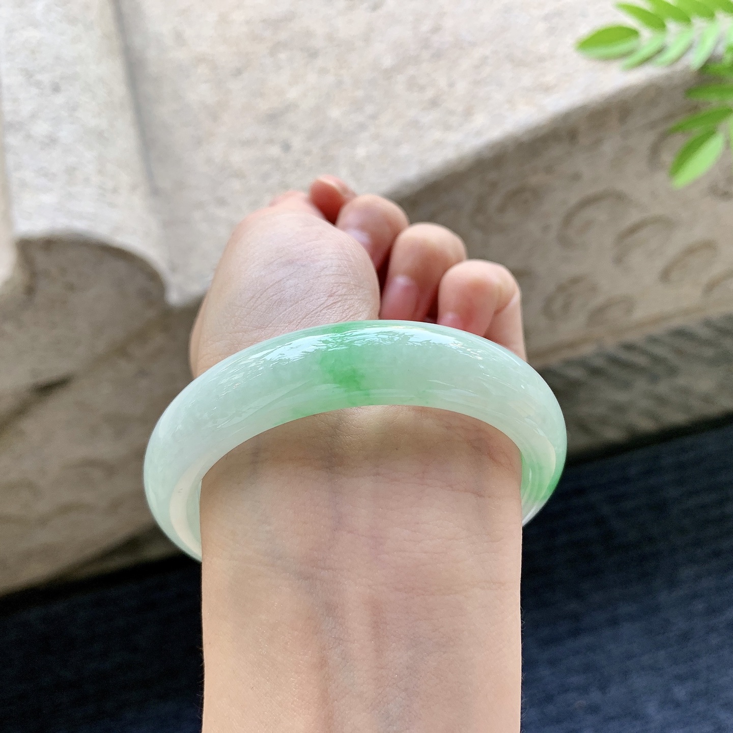 正圈55 56 圈口56.7/13.4/7.9 编码AD091516 细糯飘绿，水润，种老，细腻，打灯有絮线