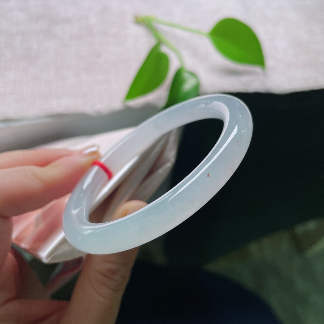54/7.9，冰紫圆条，无裂，一点杂质不影响，冰紫底色清透，洒金点缀恰到好处，不会喧宾夺主，衬托紫底的温柔气韵。ss59076a