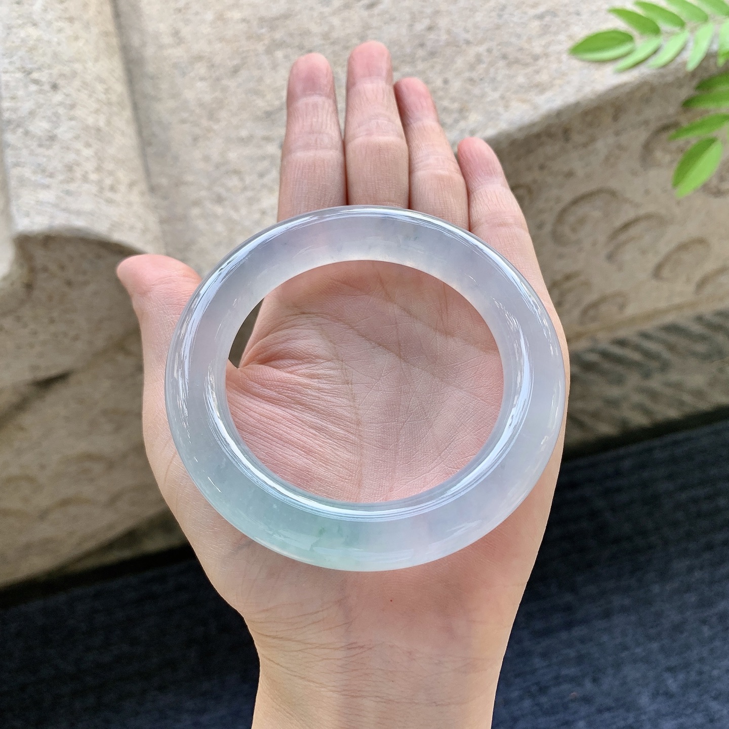 圆条55 56 圈口56/12/11.6 编码FH091501 冰种飘绿，清透，水润，种老，细腻，无裂