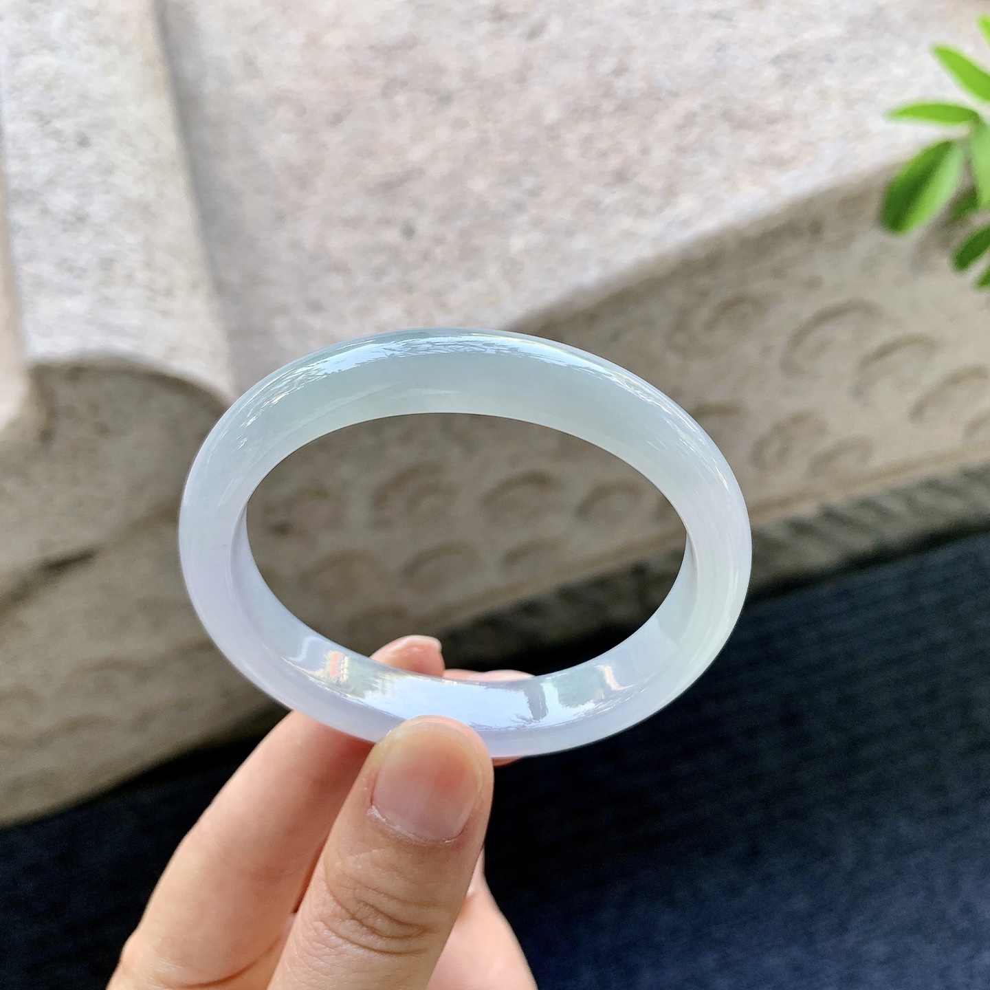 贵妃52 53 圈口53.5/46/10.7/7 编码DZ091379 糯冰春带彩，水润，种老，细腻，无裂