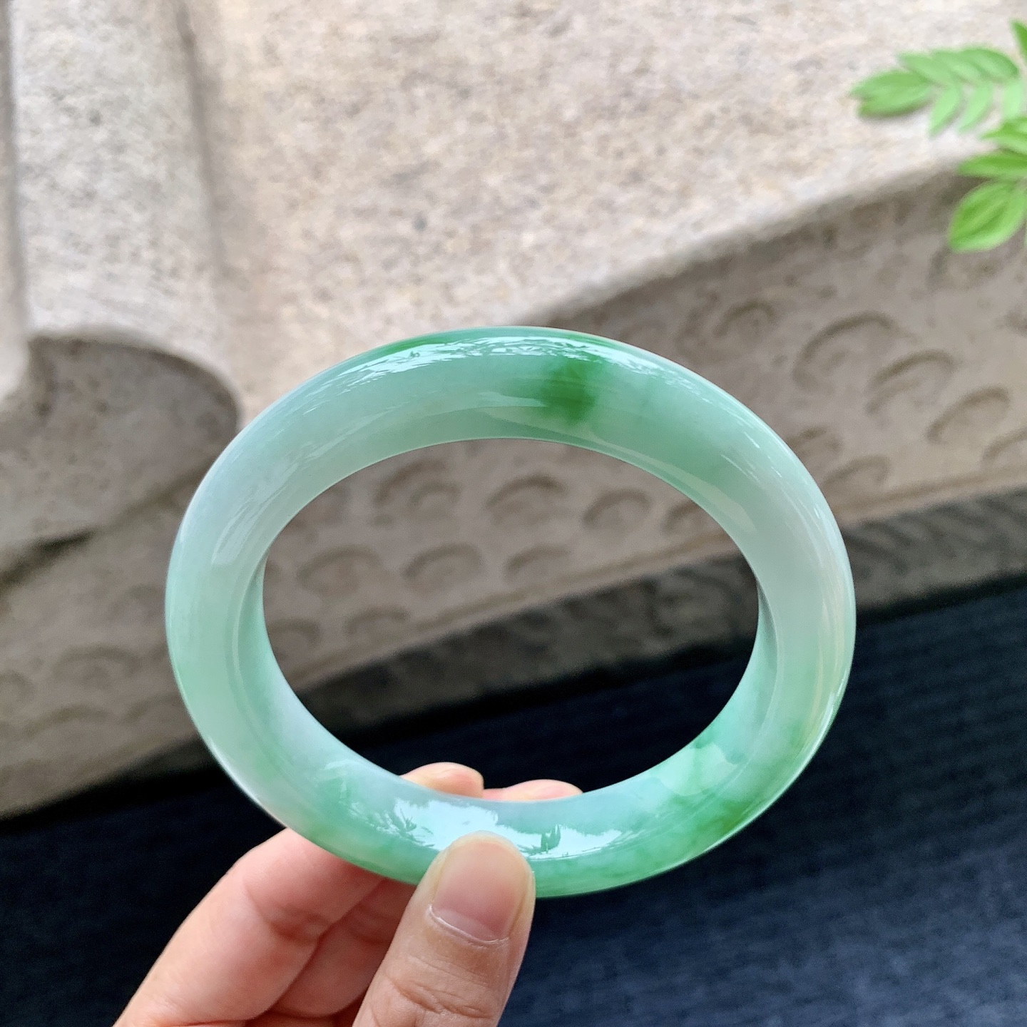 正圈62 63 圈口63.4/12.4/10.4 编码T1090711 细糯飘绿，水润，种老，细腻，有纹线