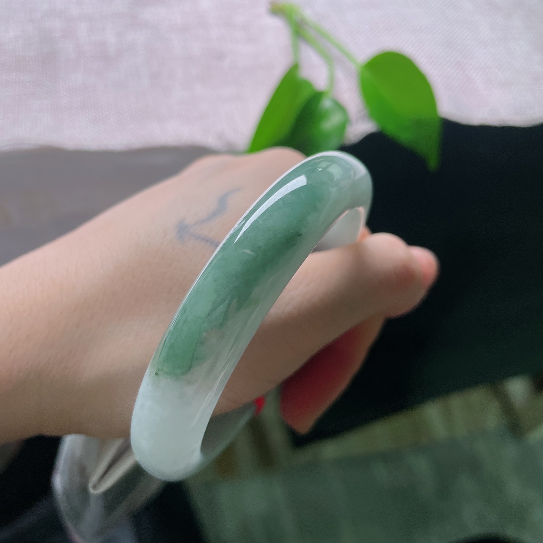 58.4/12.6/8.9，油青正圈，晶体，绿段浓淡自然，素底干净素雅，山水意境越细看越耐人回味。ss59013a