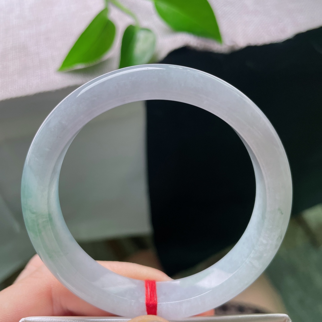 56.912.1/8.4，蓝底正圈，无裂，如同薄雾湖面浮起翠影，绿意含蓄灵动，自带清雅诗意意境。ss58806a