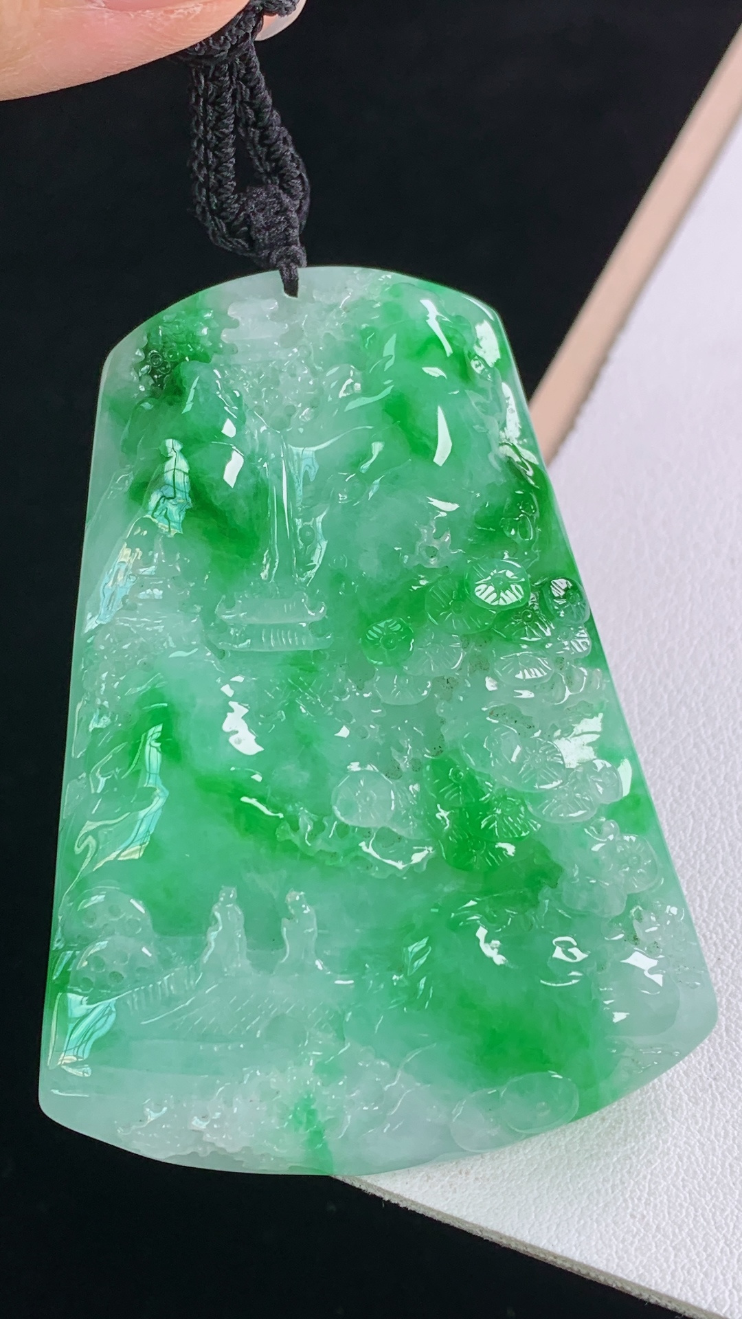 冰飘绿山水牌 翠色艳丽，底子细腻，无裂，尺寸:63.1-47.5-8.8mm 11