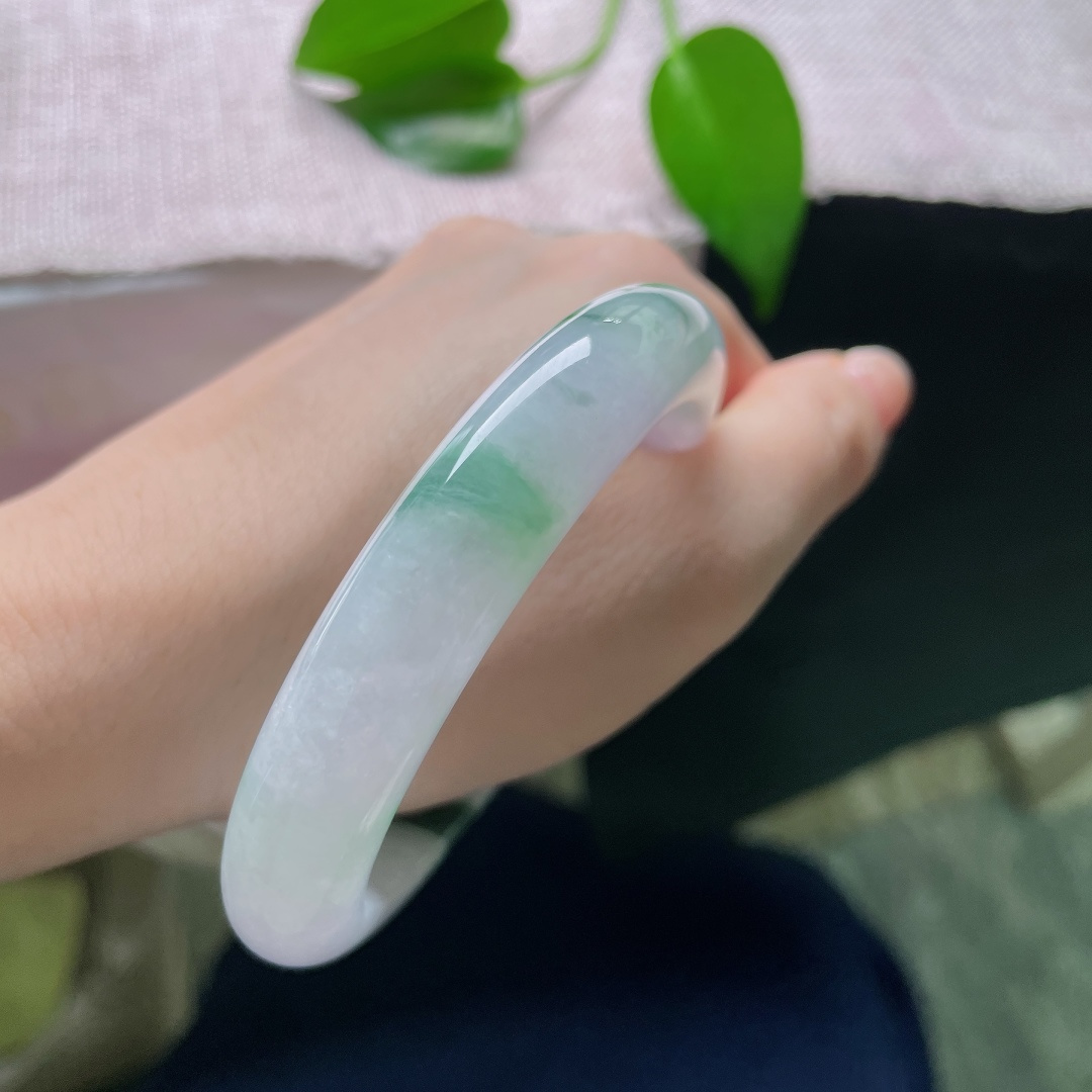 60/12.4/9.3，飘花正圈，一点皮纹，浅紫如烟弥散玉身，片片飘花随性散开，莹润水光衬得人雅致脱俗。ss59024a