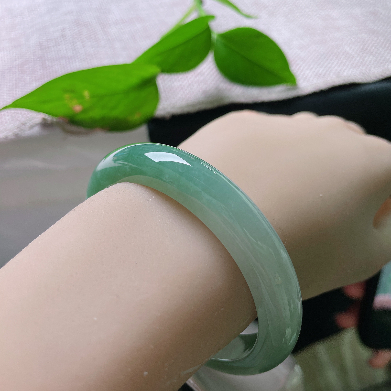秒杀，57/11.8/8.2，绿底正圈，无裂，水光缓缓流转，褪去浮华温婉从容。ss57401a。
