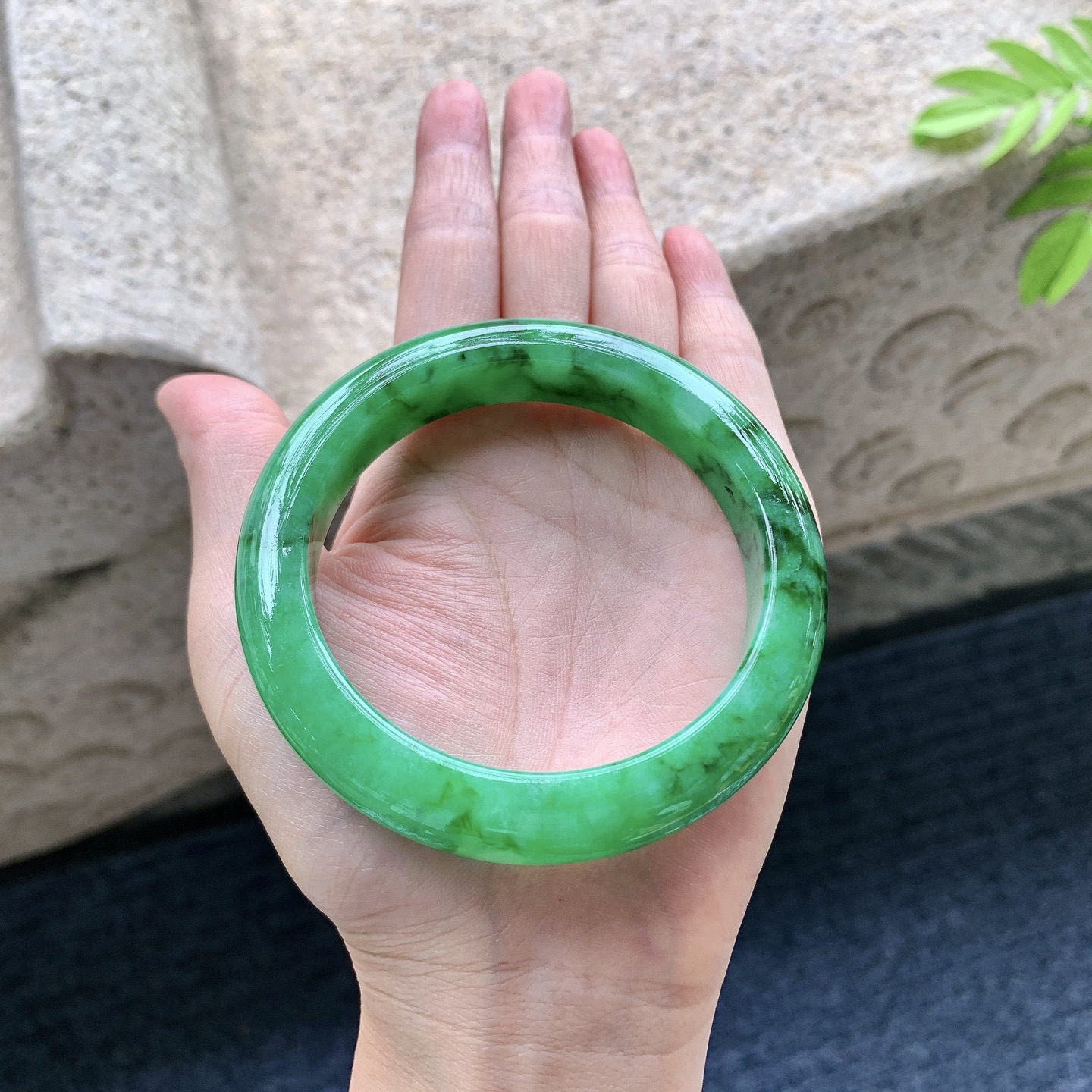 正圈58 59 圈口59.3/12.3/9.8 编码A1090559 糯冰满色，色辣，水润，种老，细腻，内圈有细微纹絮