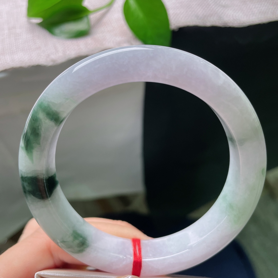 60/12.8/10.1，飘花正圈，一点皮纹，春带彩飘花翡翠镯，底温柔恬静，墨花写意，每一处皆是天然画意。ss59026a