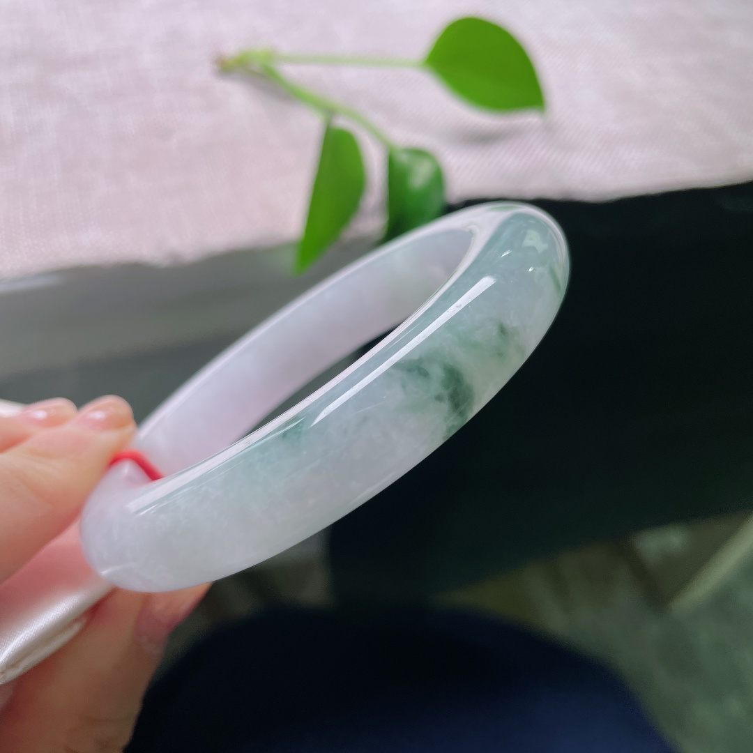 59/12.7/10.3，飘花正圈，一点皮纹，朦胧浅紫铺作玉底，写意飘花错落其间，抬腕便是独属于东方的浪漫。ss59027a