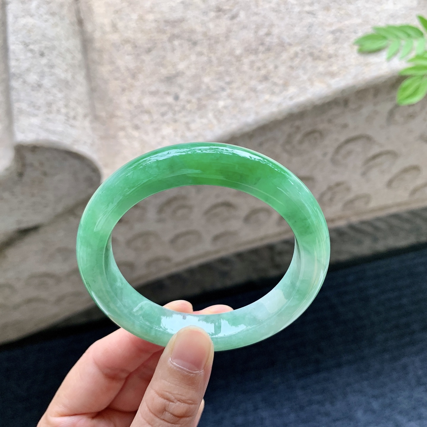 正圈55 56 圈口56/11.7/9.4 编码W6090719 糯冰飘绿，水润，种老，细腻，打灯有纹线