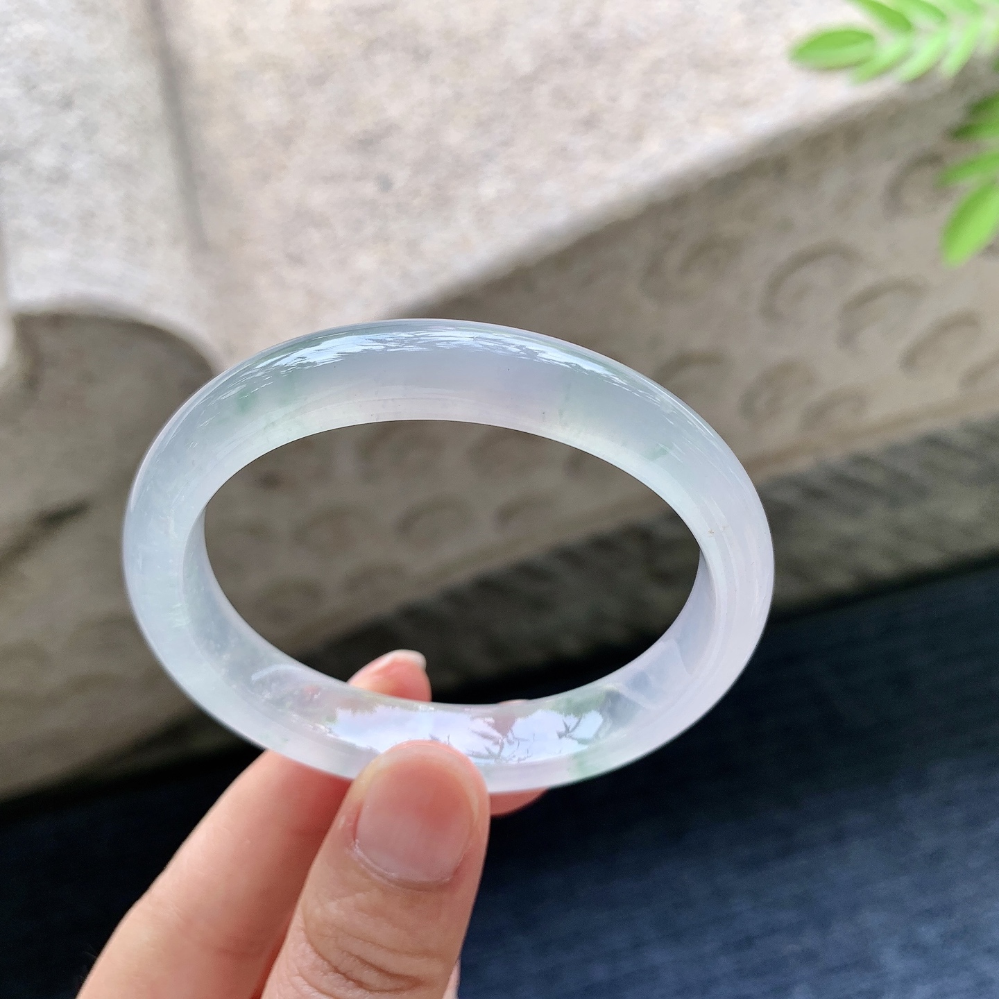 贵妃52 53 圈口53.3/45/10.3/7.2 编码C11091505 冰飘绿，清透，水润，种老，细腻，打灯有絮线